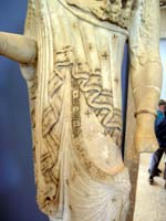 Свастика на Статуе молодой женщины (kore) в хитоне (peplos), ок. 5-6 в. до н.э.