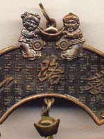Свастика на сувенирных колокольчиках
