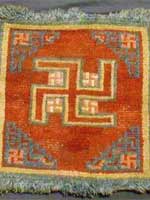 Свастика на тибетском коврике для медитации