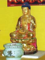 Свастика на груди Будды и в орнаменте на сосуде, Япония