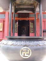 Свастика на сосуде для благовоний у входа в храм, Япония