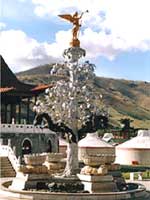 Ханский дворец и серебряное дерево в Каракоруме в представлении художника XVIII в. Современная реконструкция по описанию Плано Карпини внешнего вида дерева. Уланбатор, отель «Монголия», 2006 г.