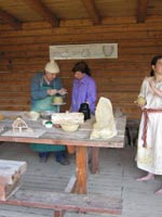 Музей Украненланд (Ukranenland) в Германии. Гончар обучает ремеслу