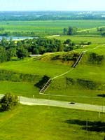 Курган Монаха (Monk’s Mound) из города Кахокия, Иллинойс
