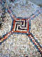 На мозаике ясно видны свастичные символы, славяно-арийский символ боговника и восьмилучевая